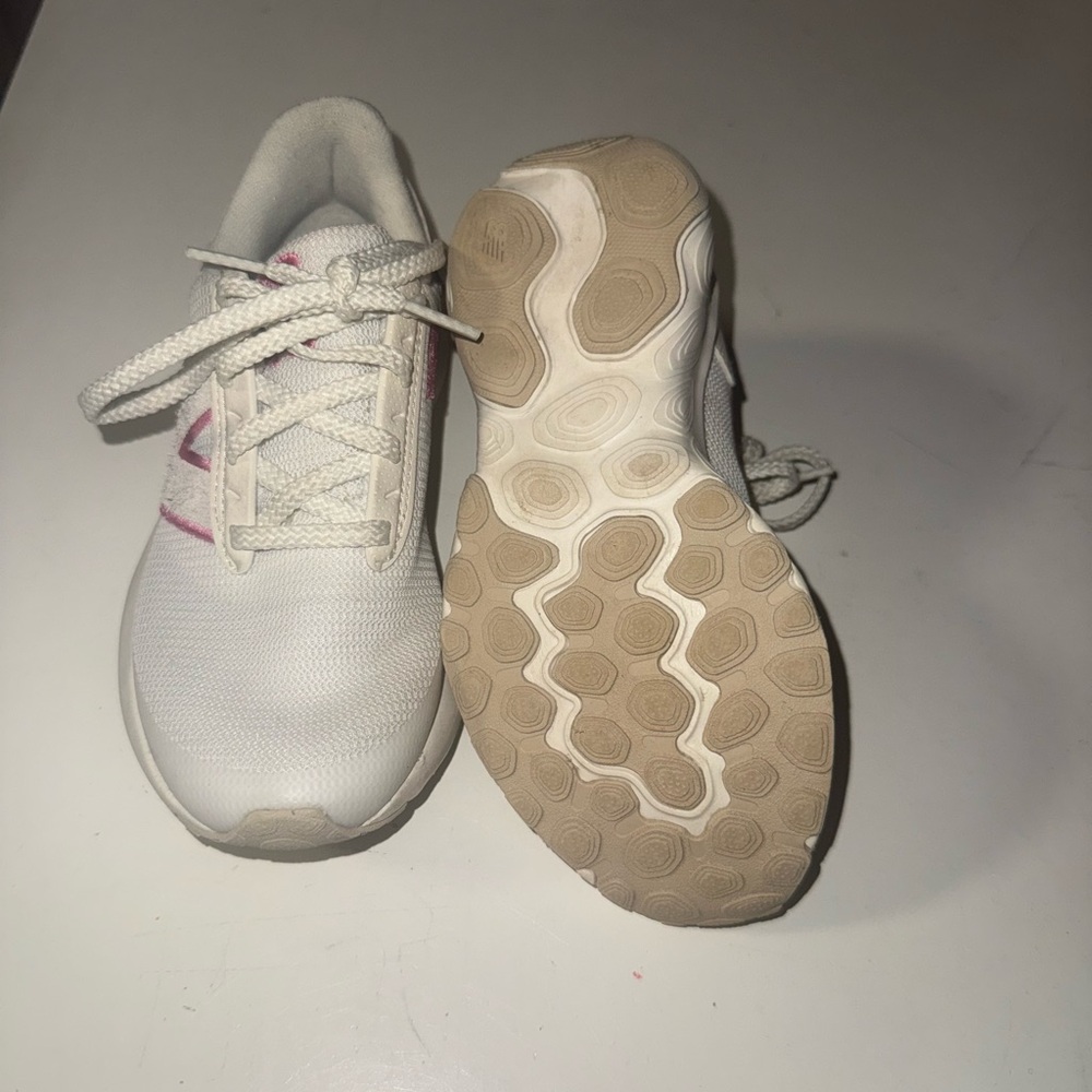 New Balance Kids Sneakers |White & Pink| Size 12.5 Little Girl | Athletic Shoes - Picture 3 of 4